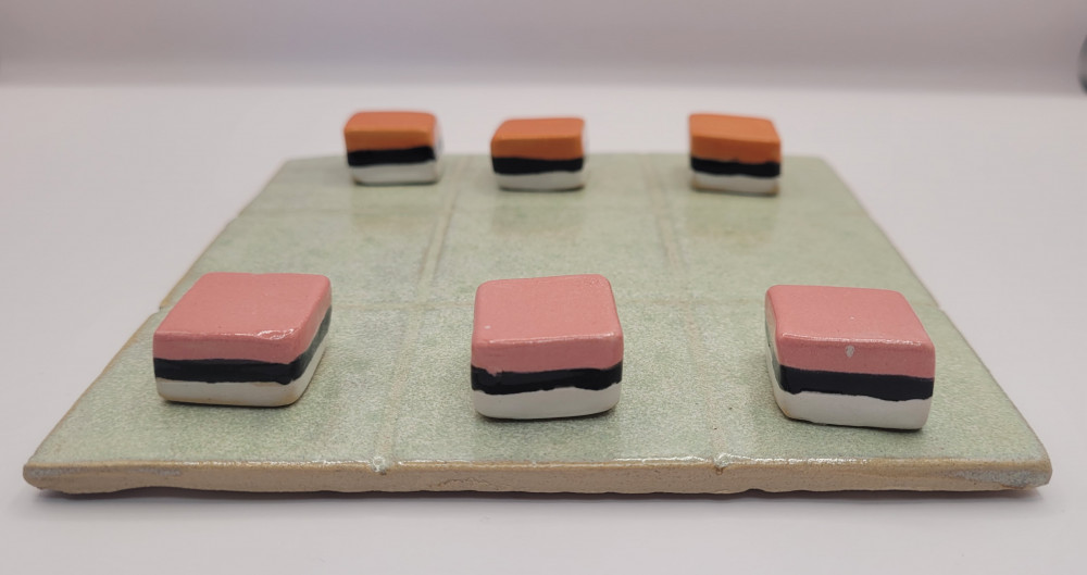 Keramik lakridskonfekt kryds og bolle, sart grøn spilleplade