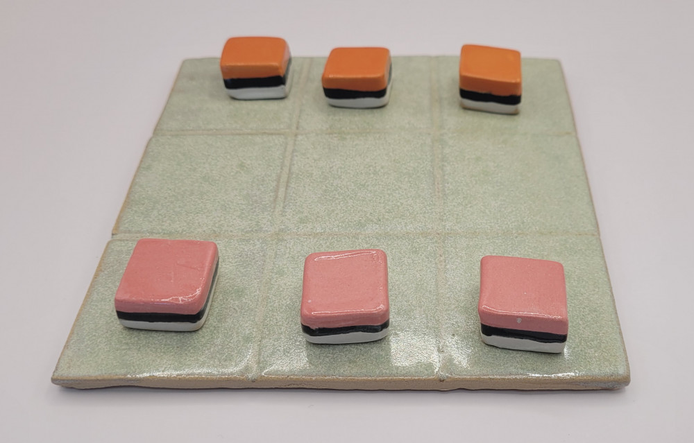 Keramik lakridskonfekt kryds og bolle, sart grøn spilleplade