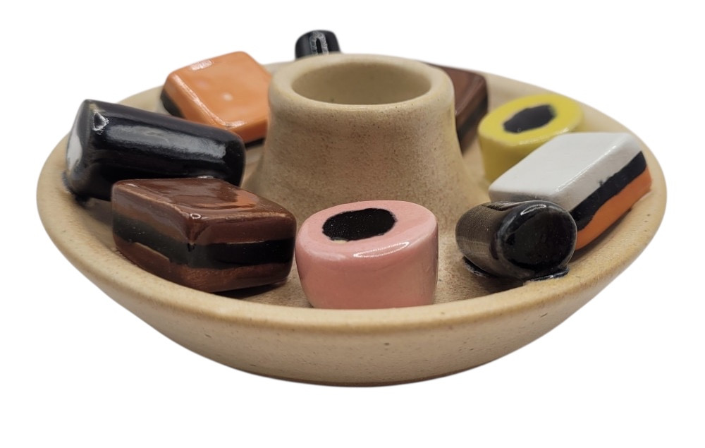 Lysestage med lakridskonfekt, beige