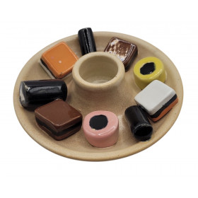 Lysestage med lakridskonfekt, beige