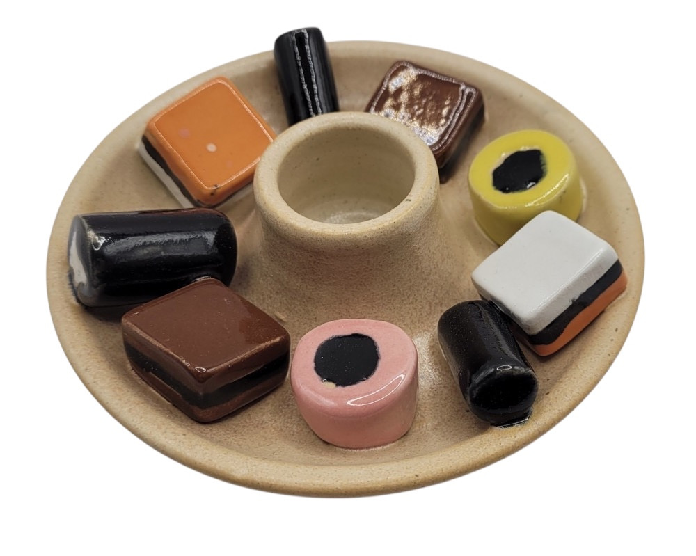 Lysestage med lakridskonfekt, beige