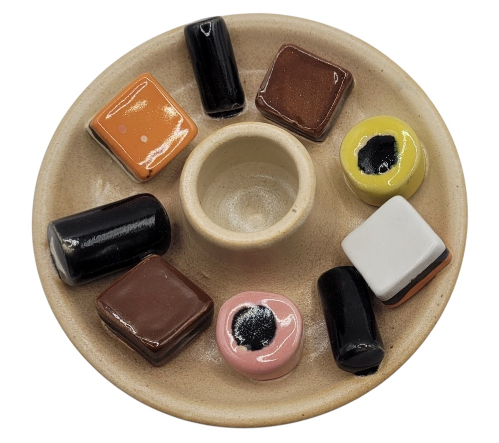 Lysestage med lakridskonfekt, beige