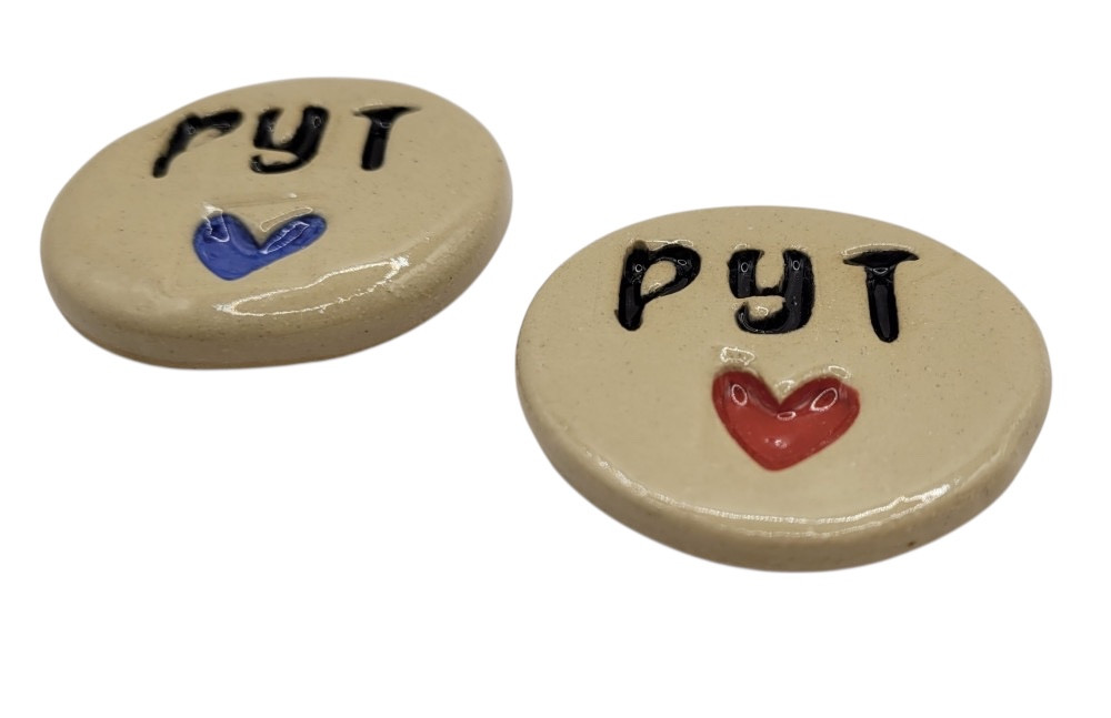 PYT-knap i keramik med magnet - rødt hjerte