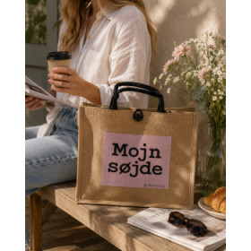 Shopper i vævet jute-look med teksten "Mojn søjde"
