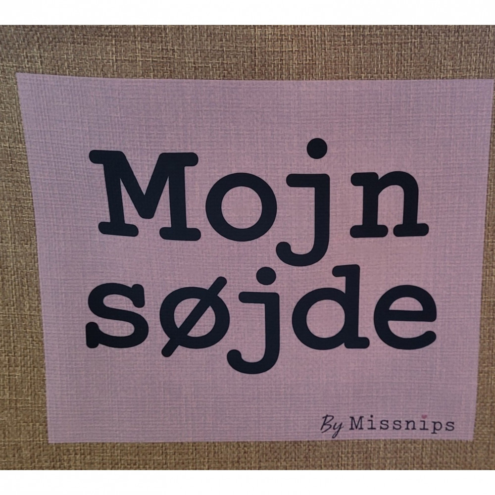 Shopper i vævet jute-look med teksten "Mojn søjde"