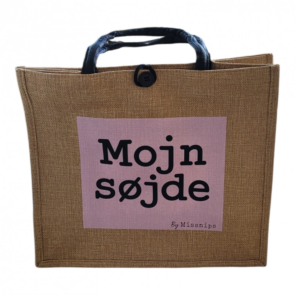 Shopper i vævet jute-look med teksten "Mojn søjde"