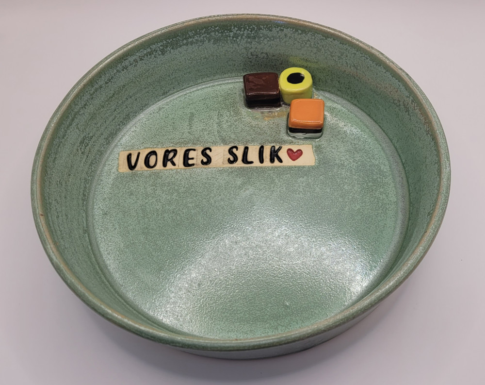 Slikskål i keramik grøn, "vores slik"