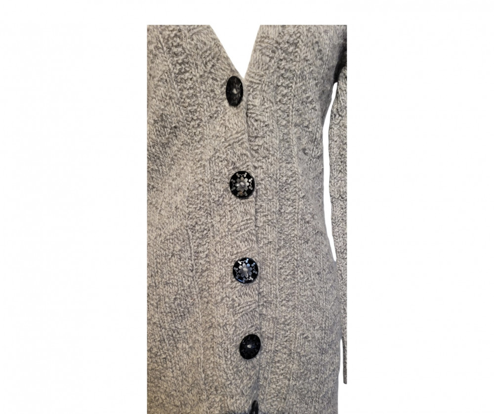 Strikket cardigan med sorte knapper