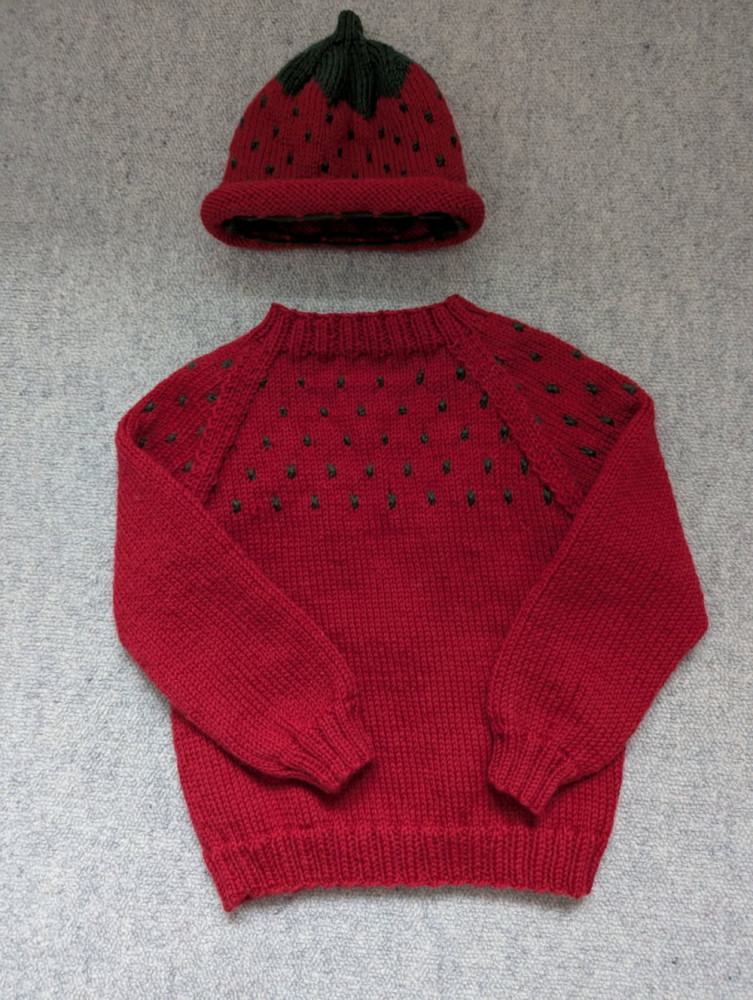 Strikket sweater og hue, jordbær 