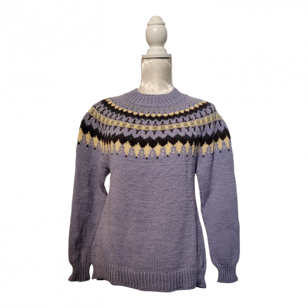 Striksweater lilla med kontrast farvet bærestykke