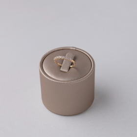 “Hera” – 18KT Alliancering, 0.285tcw