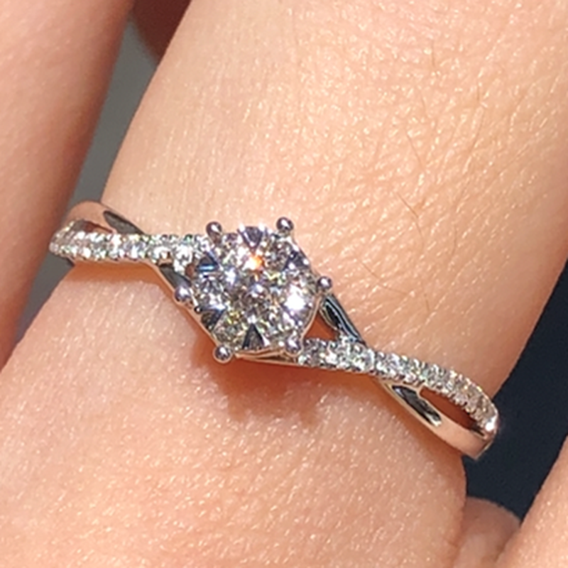 “Xenia” – 18KT Duchess Ring, 0.147tcw