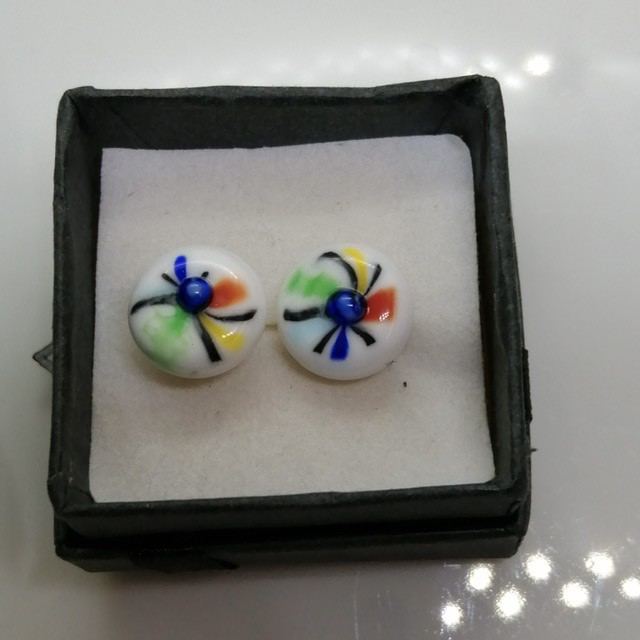 Øreringe, hvide, multifarvede