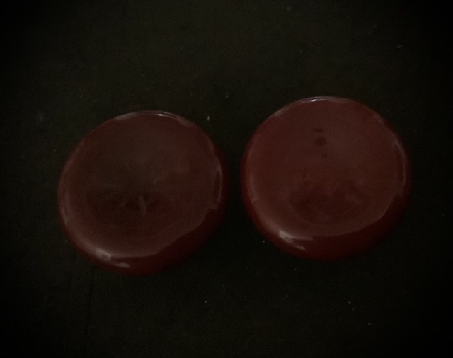Osteknapper, mørkerøde