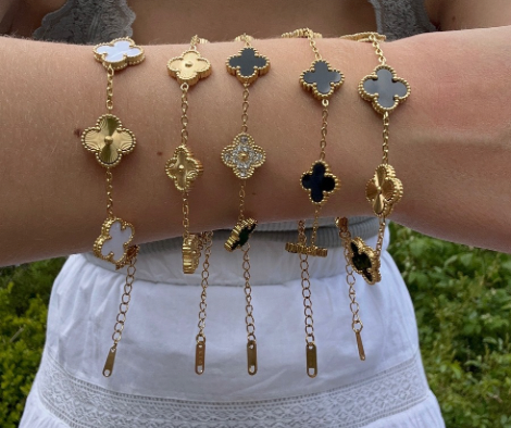 Kløverarmbånd hvid og guld