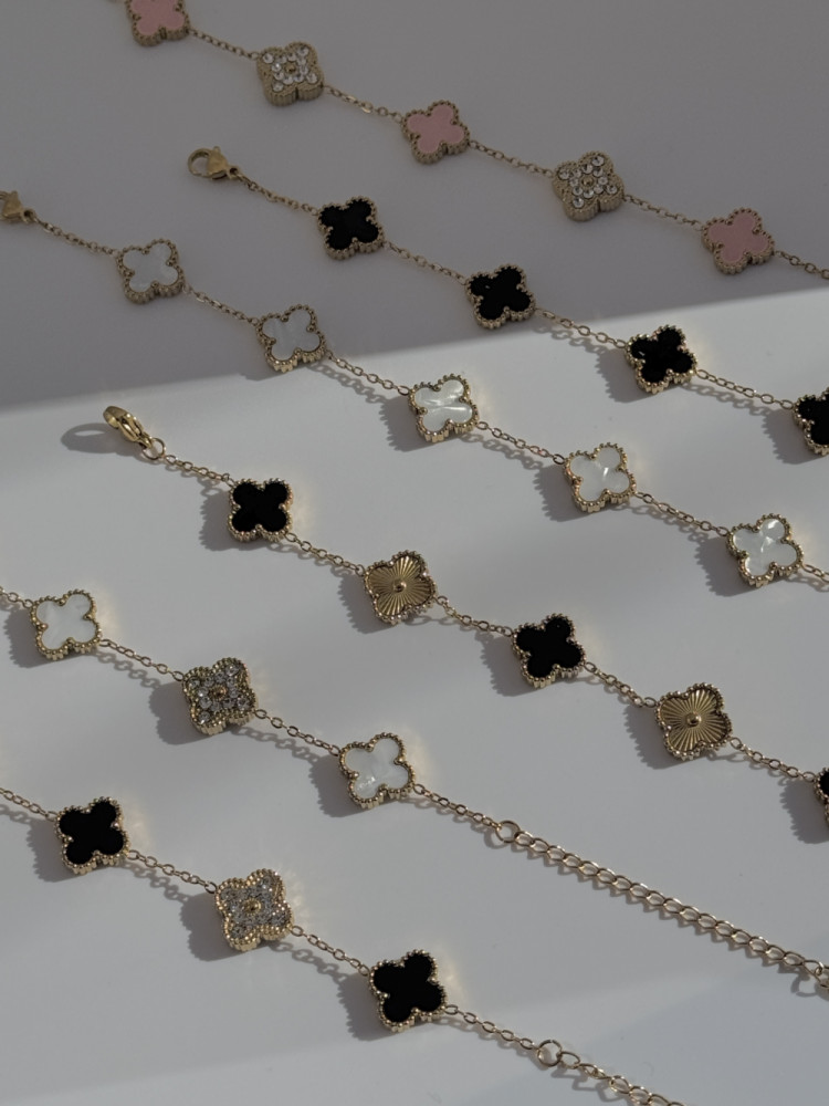 Kløverarmbånd sort med sten