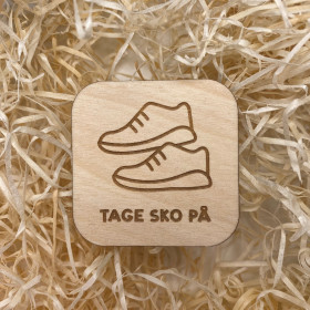 TAGE SKO PÅ