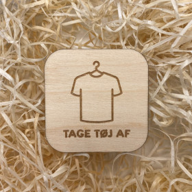 TAGE TØJ AF