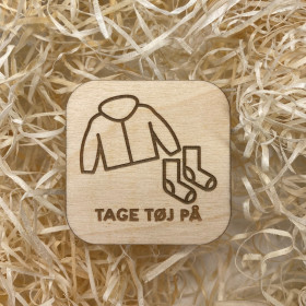 TAGE TØJ PÅ, SÆT