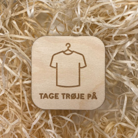 TAGE TRØJE PÅ