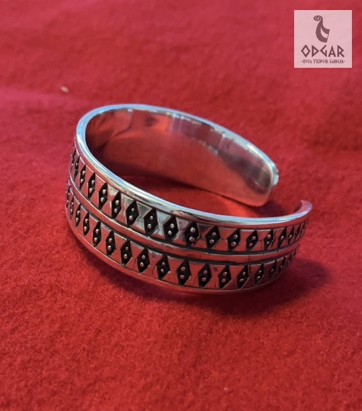 Armring viking i sølv, efter fund på Gotland i Sverige, 2cm
