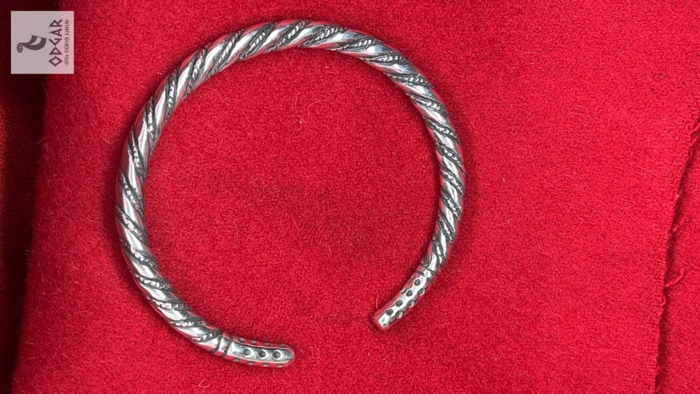 Armring vikingesmykke (håndledsring) snoet i sølv, 6mm - Ballaquayla skatten  - Isle of Man