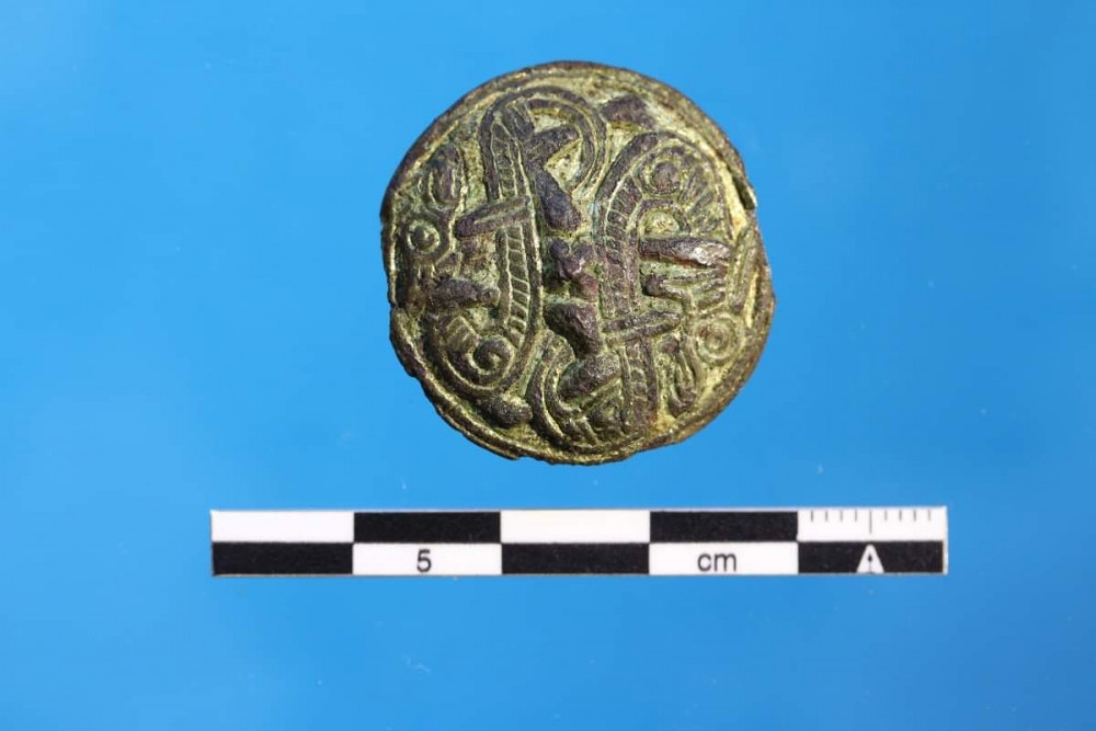 Broche i bronze, Jellingstil, Børglum kloster aug. 2023