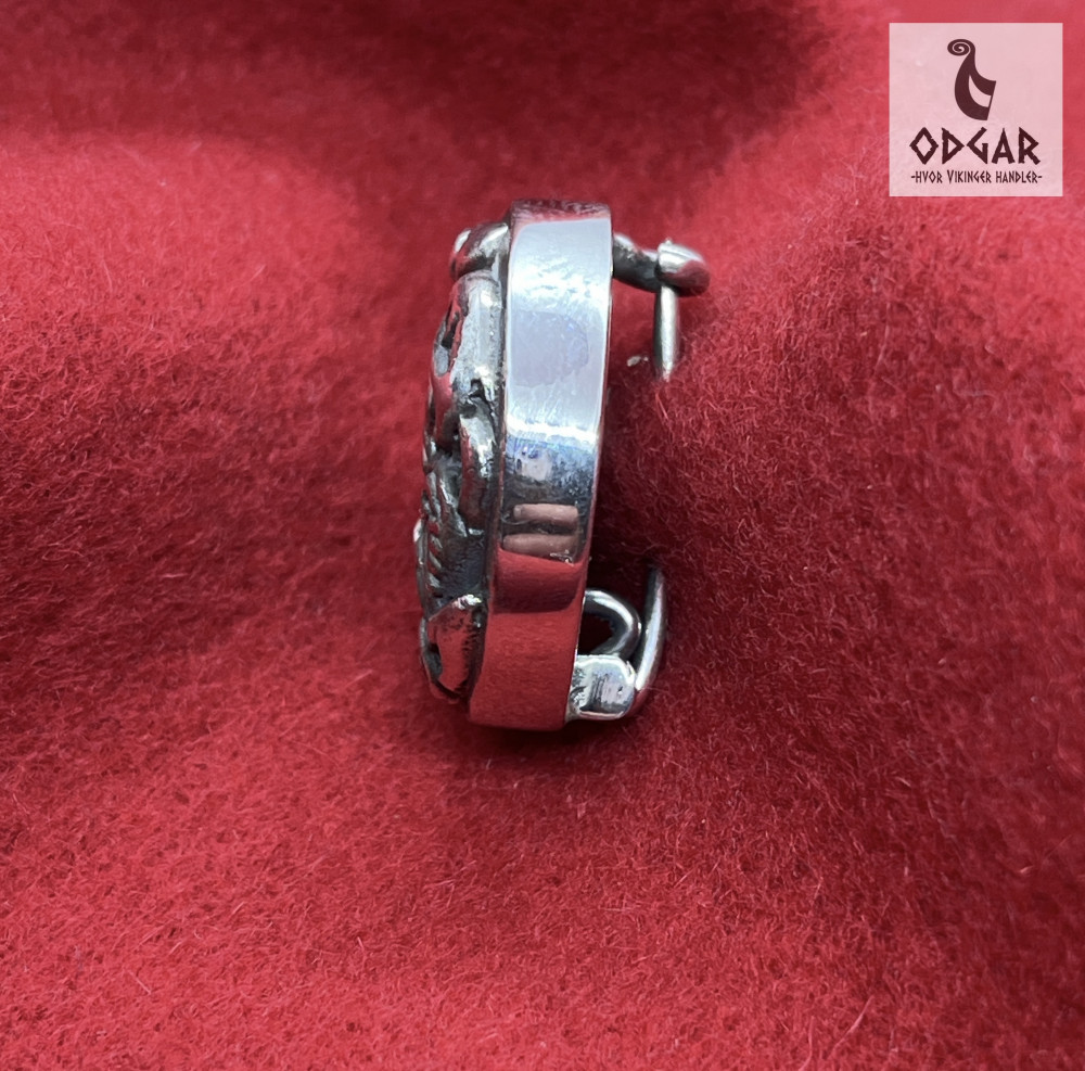 Broche i sølv, Jellingstil, Børglum kloster aug. 2023