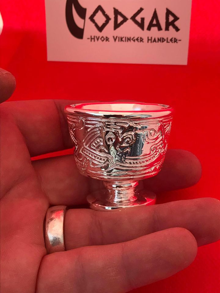 Jelling bægeret i forsølvet bronze.