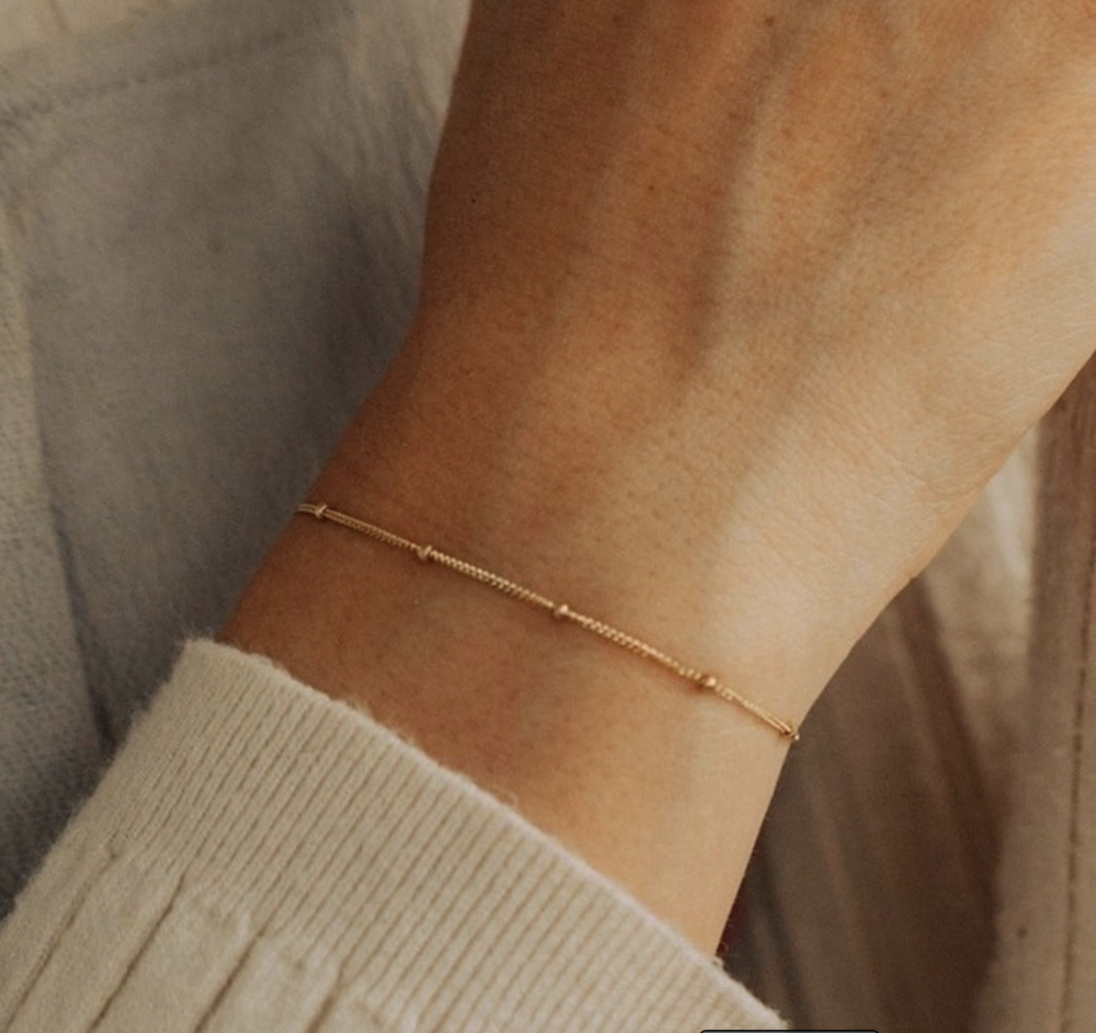 "NU TID" Armkæde dobbelt tynd kæde, 18k guld PVD