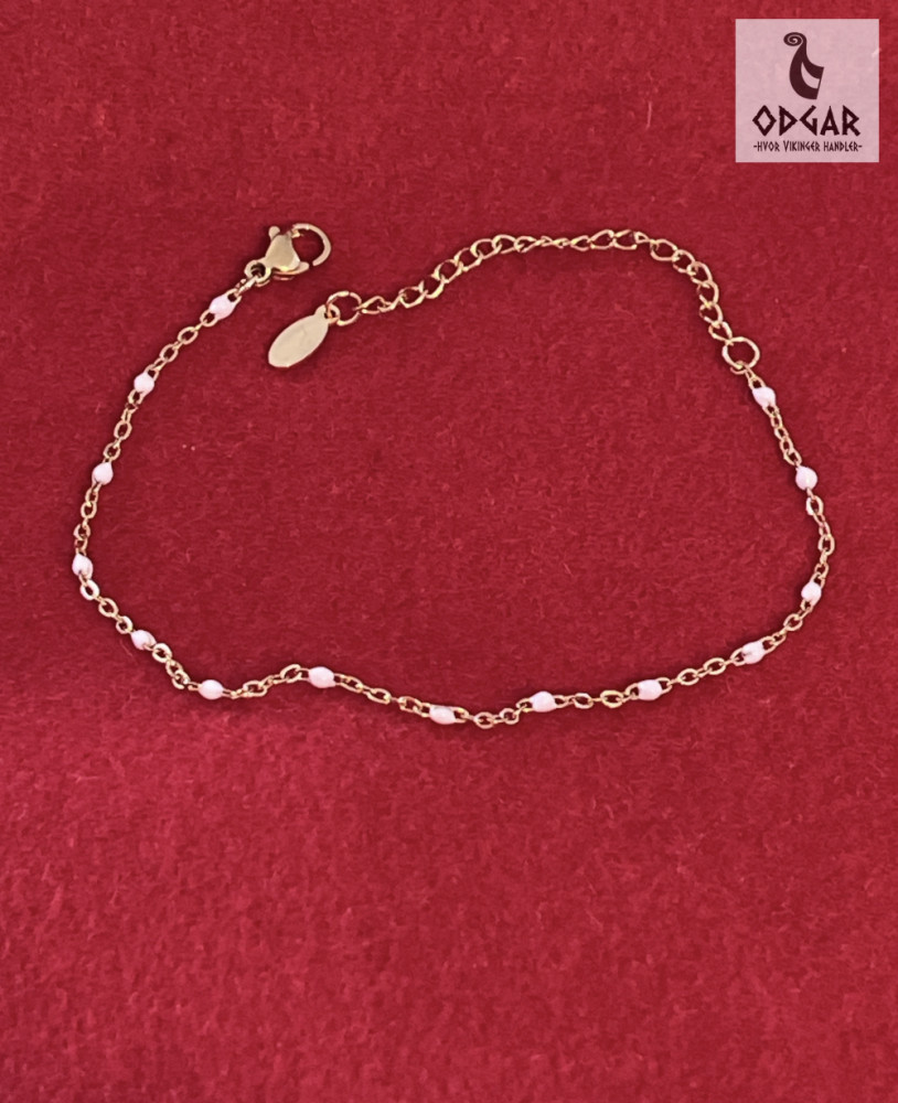 "NU TID" Armkæde tynd kæde med hvide perler, 18k guld PVD