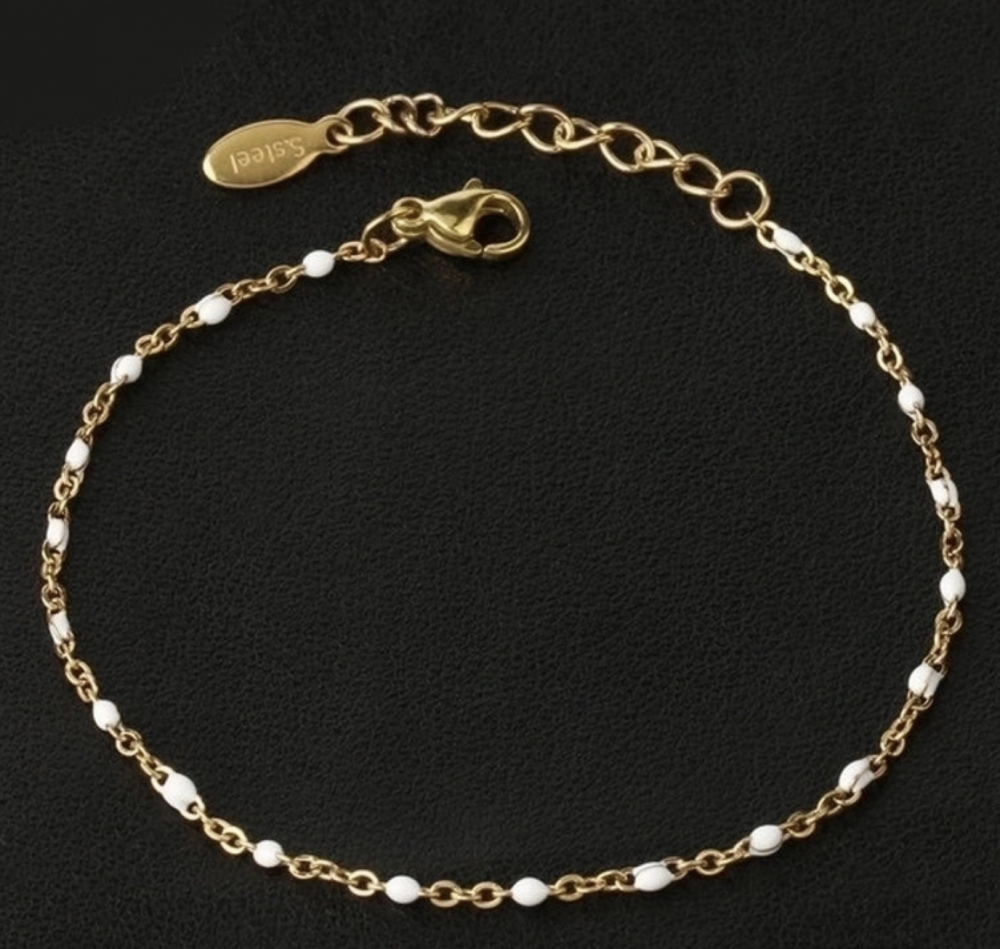 "NU TID" Armkæde tynd kæde med hvide perler, 18k guld PVD