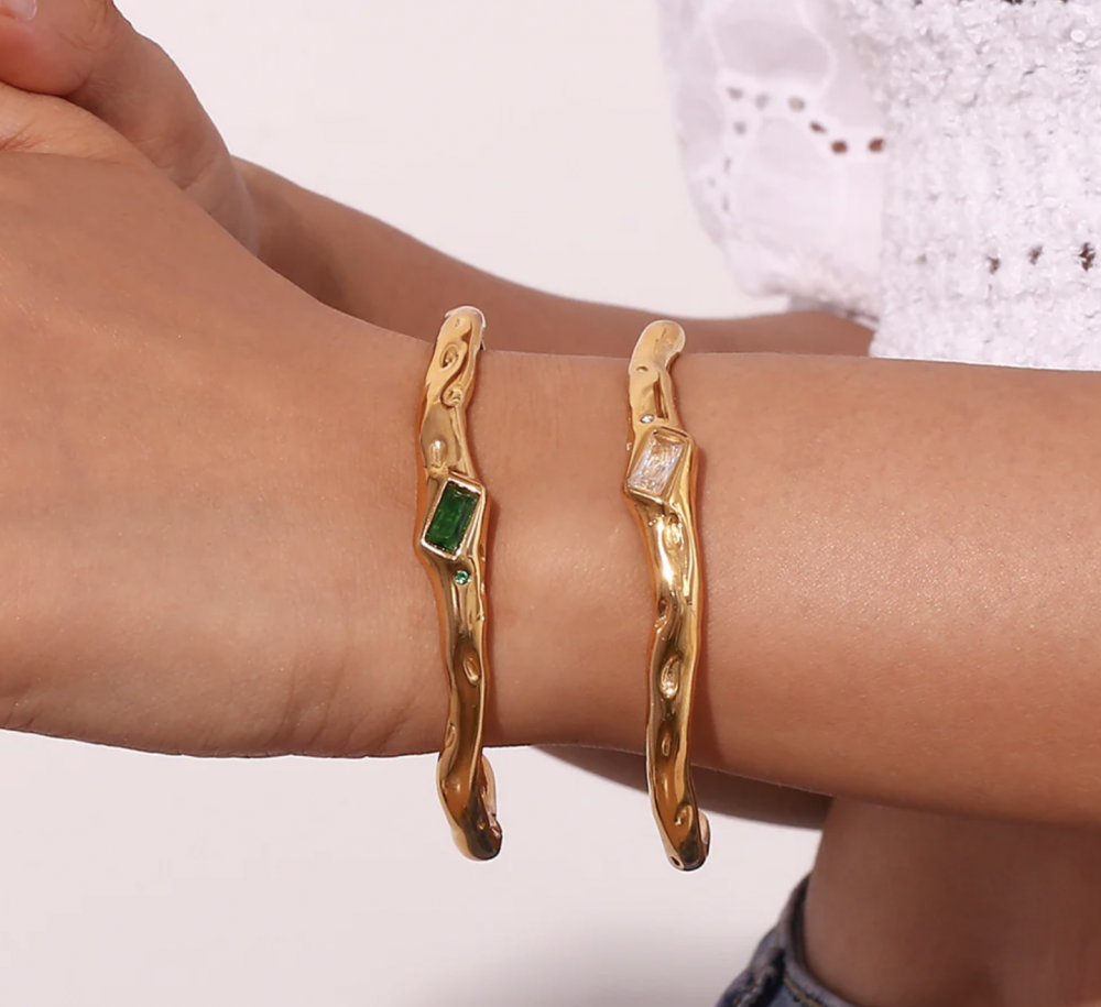 "NU TID" Armring kantet grøn zirkon belagt, 18k guld PVD