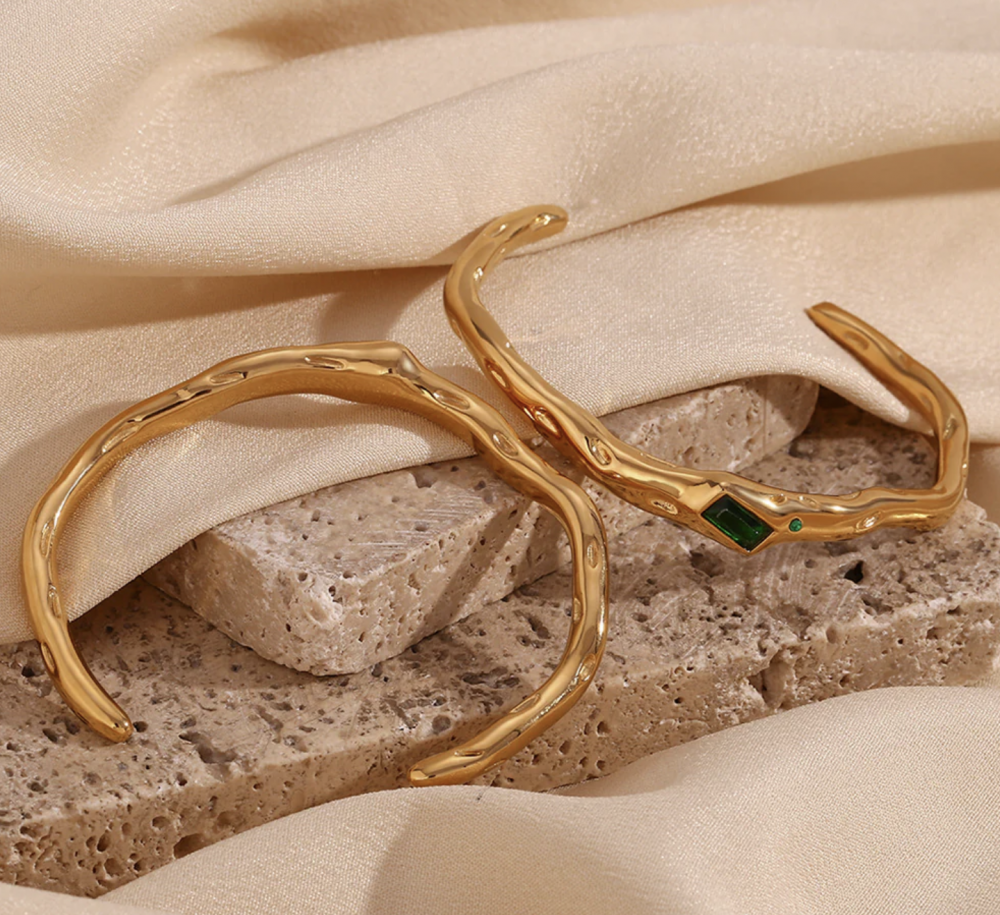 "NU TID" Armring kantet grøn zirkon belagt, 18k guld PVD