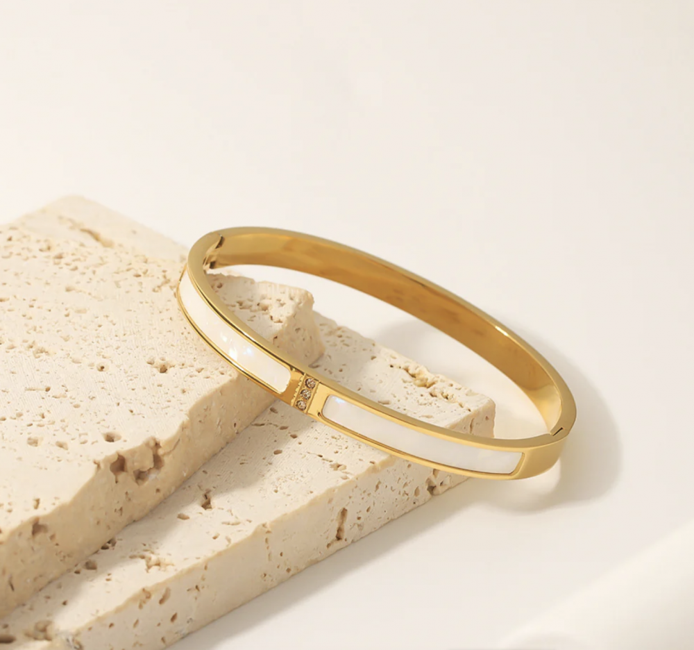 "NU TID" Armring med perlemor, 18k guld PVD