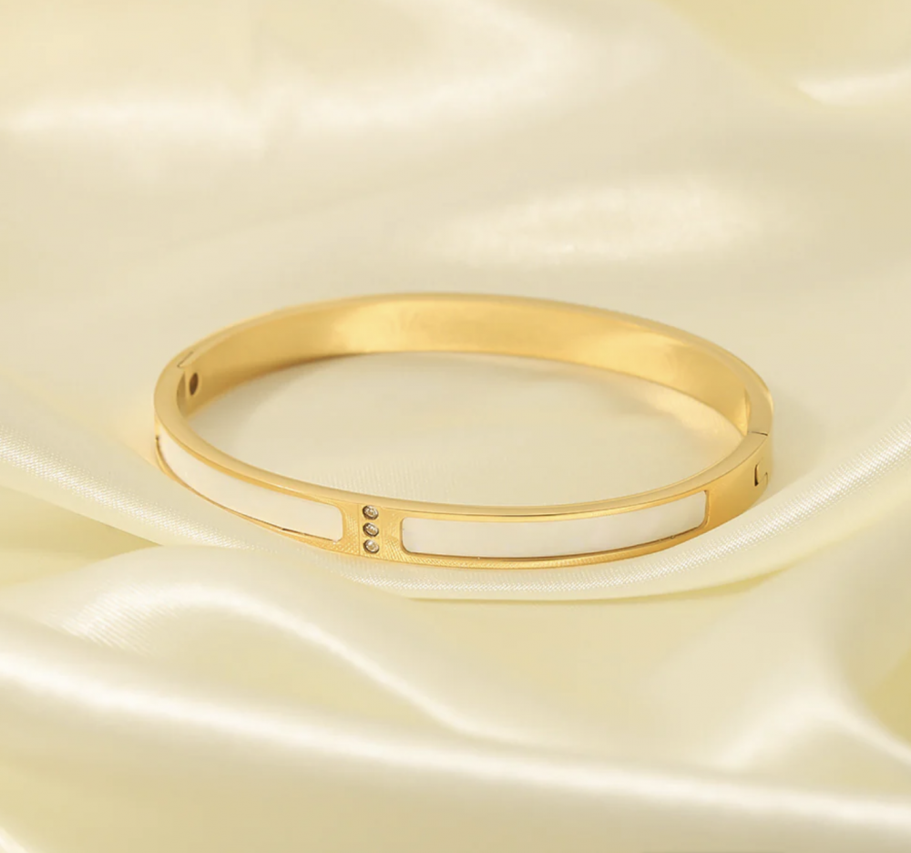 "NU TID" Armring med perlemor, 18k guld PVD