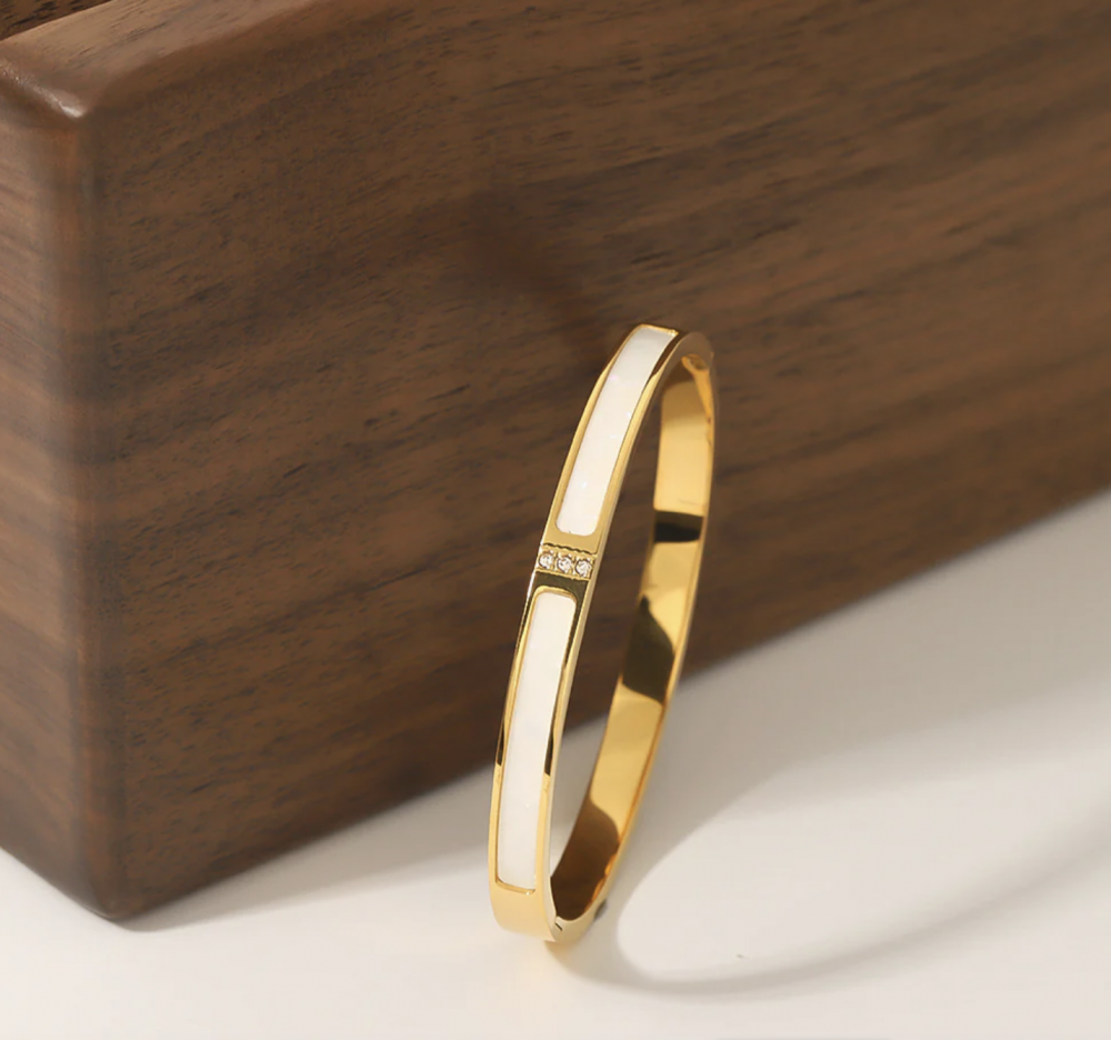 "NU TID" Armring med perlemor, 18k guld PVD