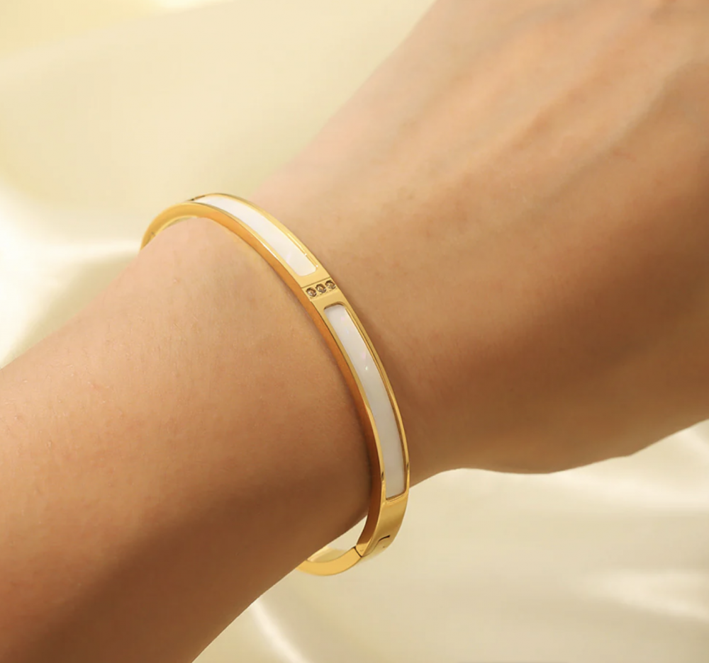 "NU TID" Armring med perlemor, 18k guld PVD