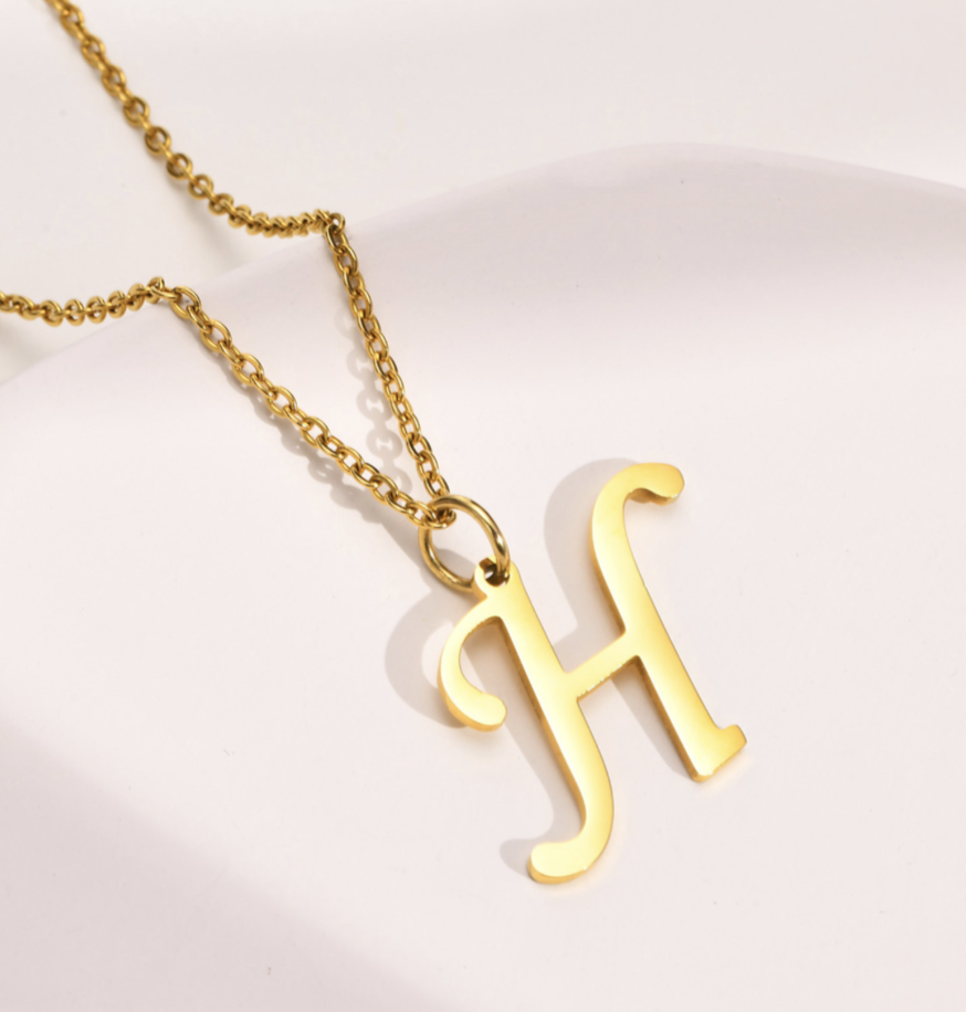 "NU TID" Bogstav med  Halskæde 18k guld PVD 