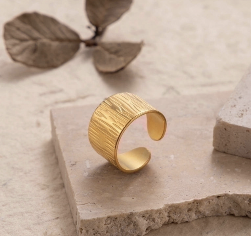 "NU TID" Fingerring bred. åben ring 18k guld PVD