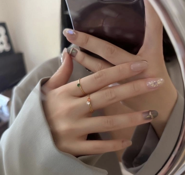 "NU TID" Fingerring med zirkon sten 18k guld PVD