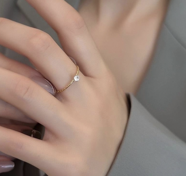 "NU TID" Fingerring med zirkon sten 18k guld PVD