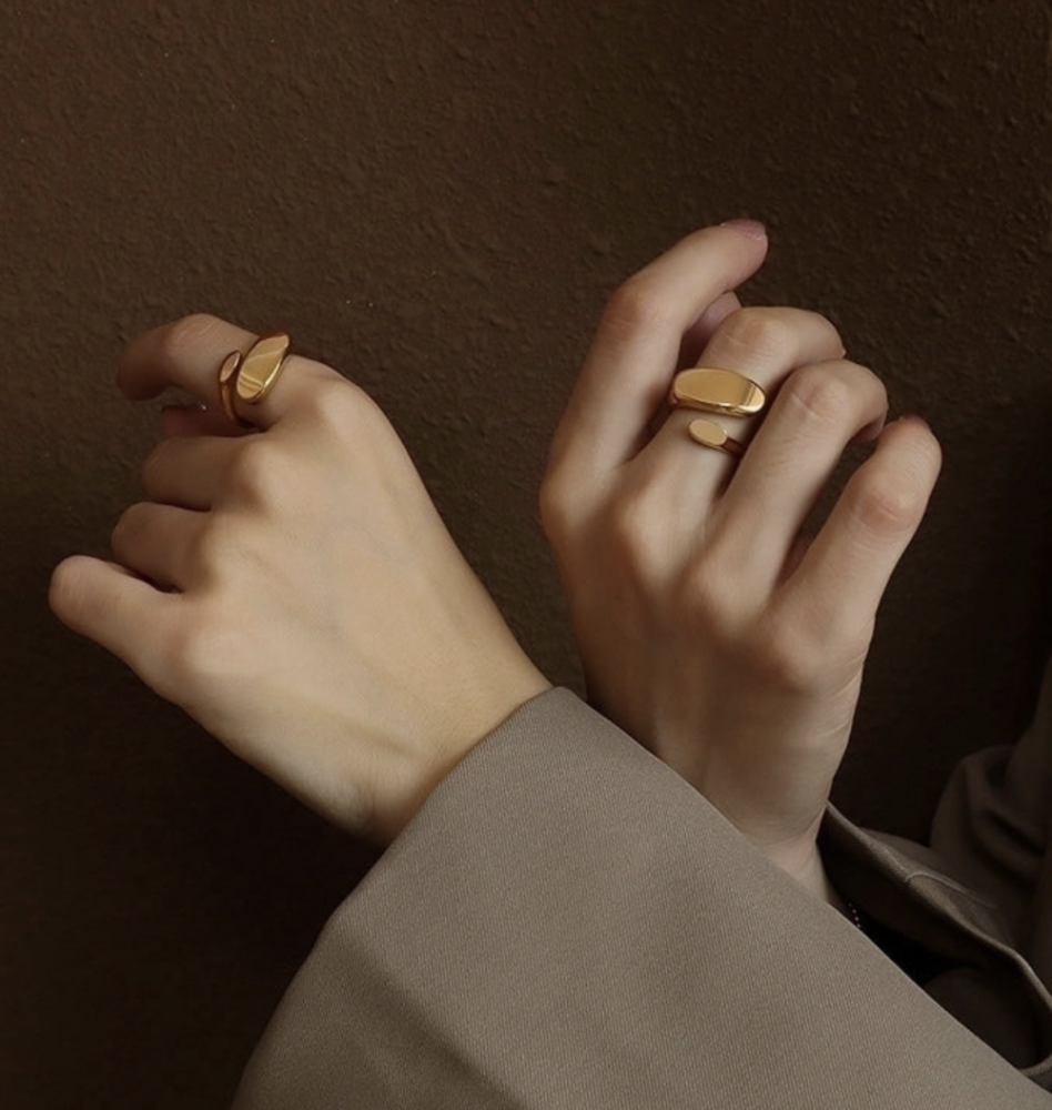 "NU TID" Fingerring "open end", åben ring  18k guld PVD