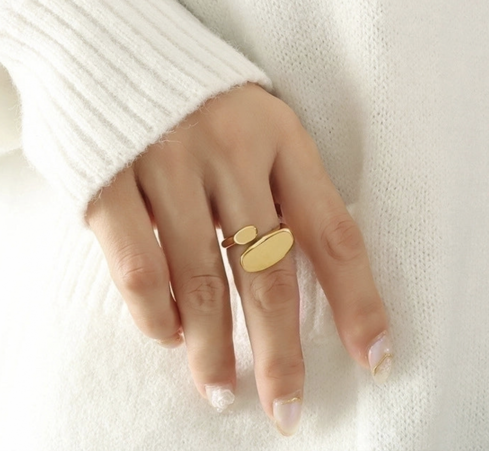 "NU TID" Fingerring "open end", åben ring  18k guld PVD