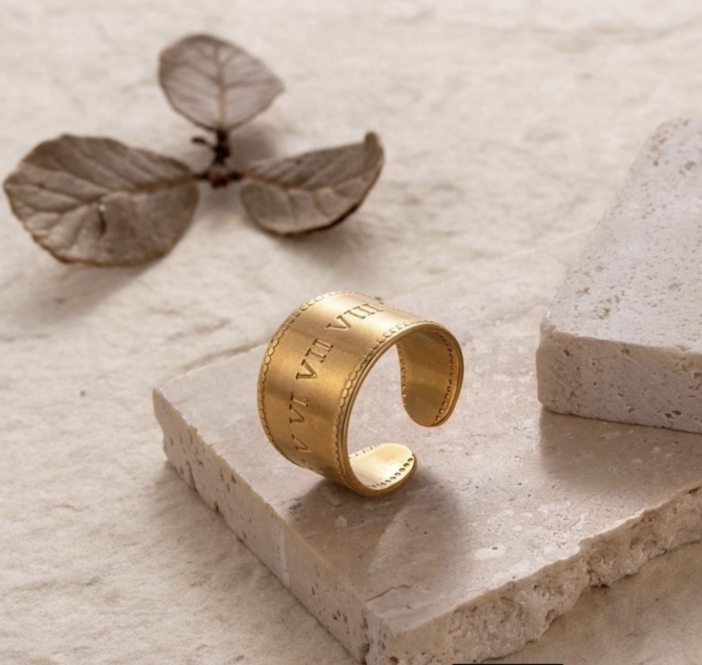 "NU TID" Fingerring romersk bred. åben ring 18k guld PVD