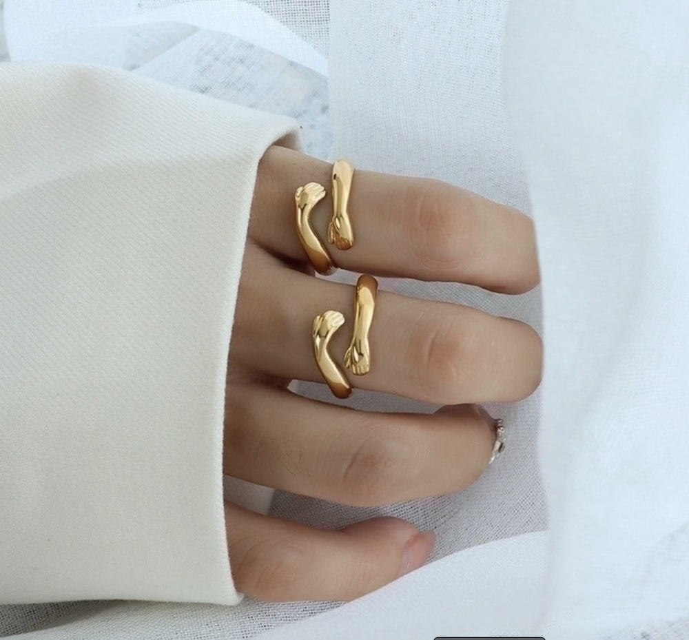 "NU TID" Fingerring to hænder "kram", åben ring  18k guld PVD