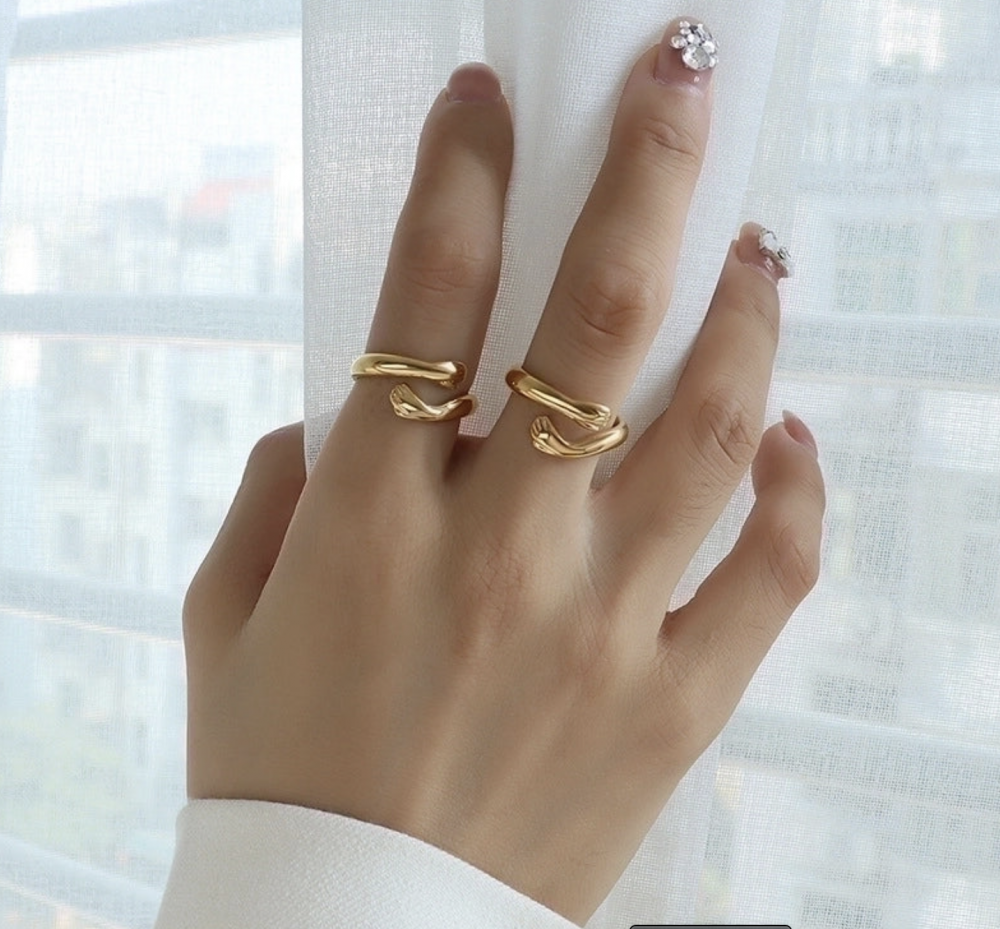 "NU TID" Fingerring to hænder "kram", åben ring  18k guld PVD