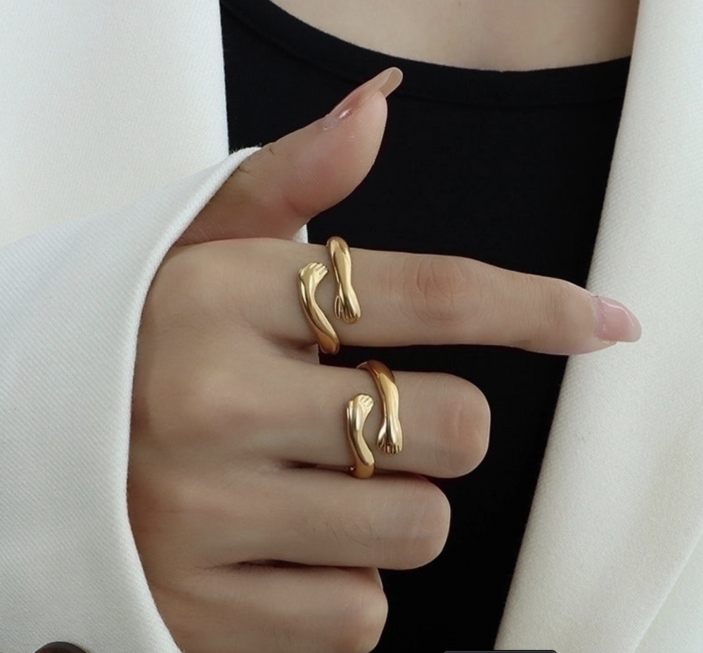 "NU TID" Fingerring to hænder "kram", åben ring  18k guld PVD