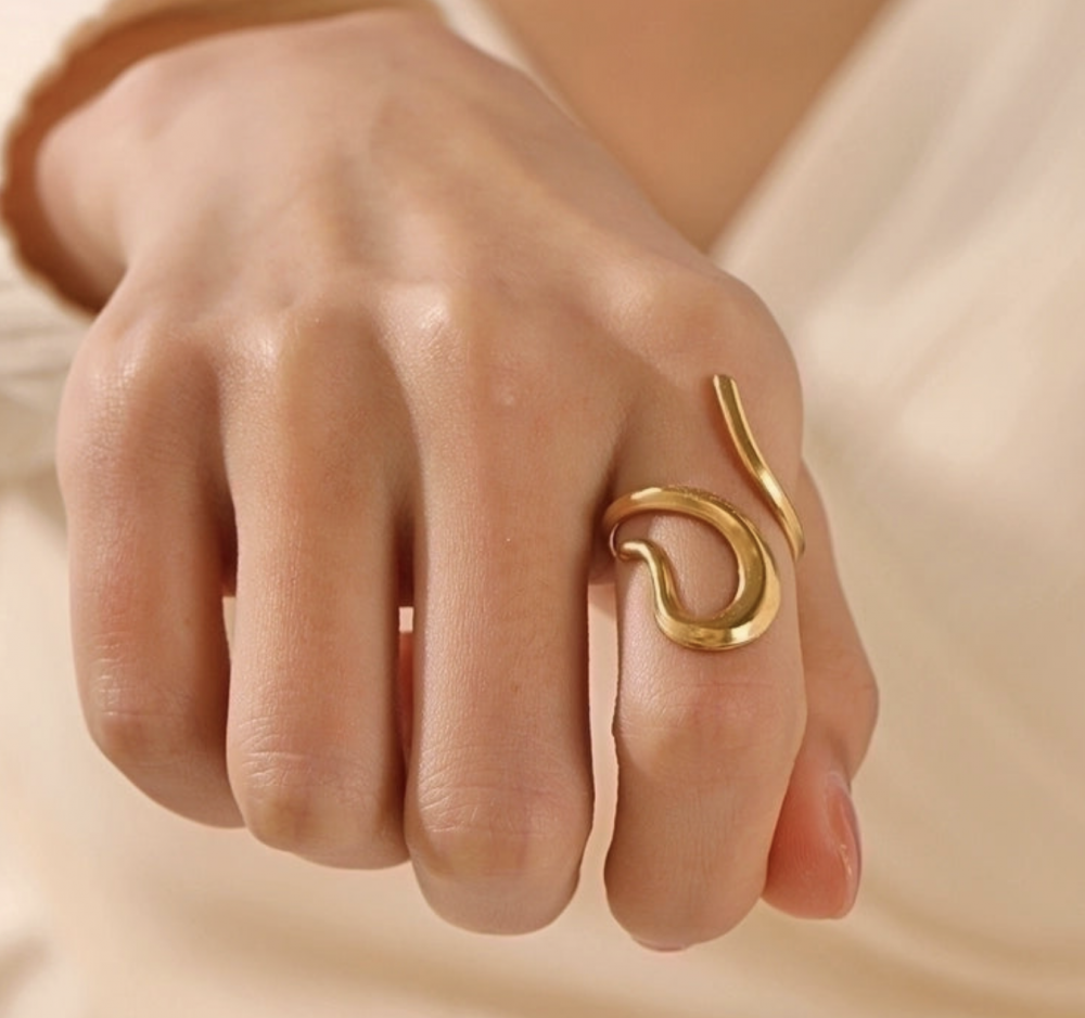 "NU TID" Fingerring twist. åben ring  18k guld PVD