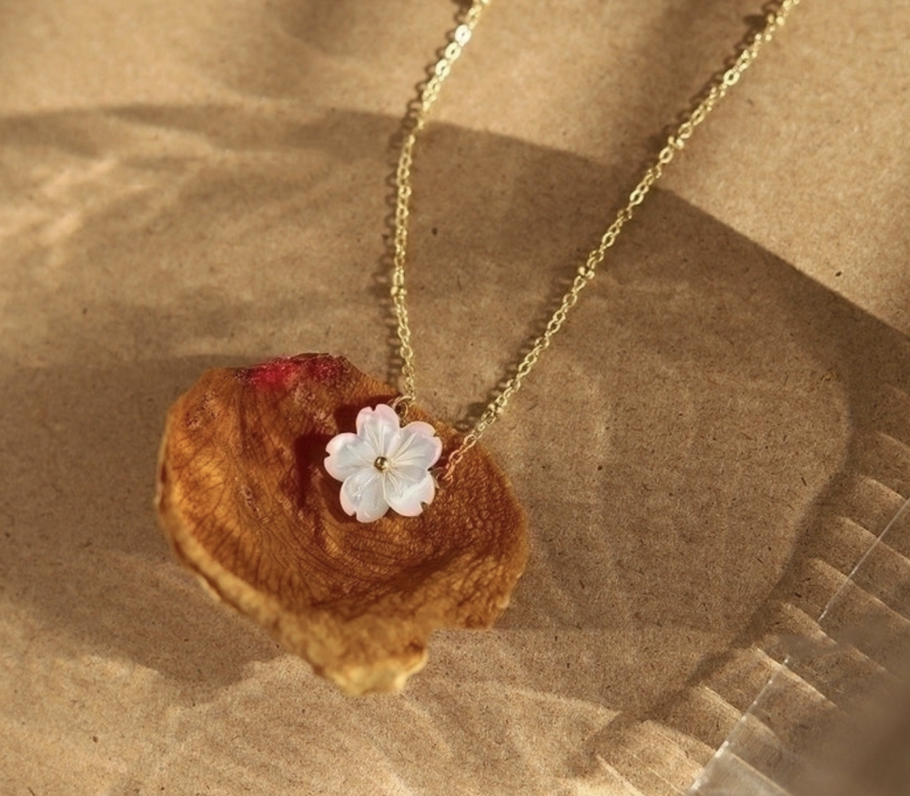 "NU TID" Halskæde 2mm med blomst vedhæng - 45cm. 18k guld PVD